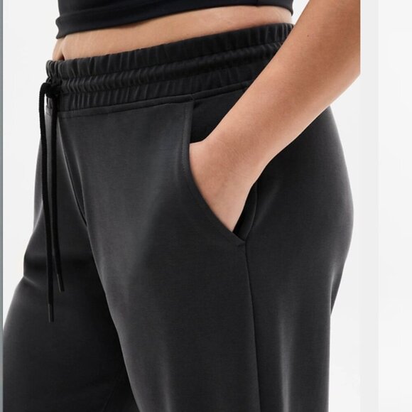 Athleta Seasoft Mid Rise Straight Crop - Picture 2 of 13